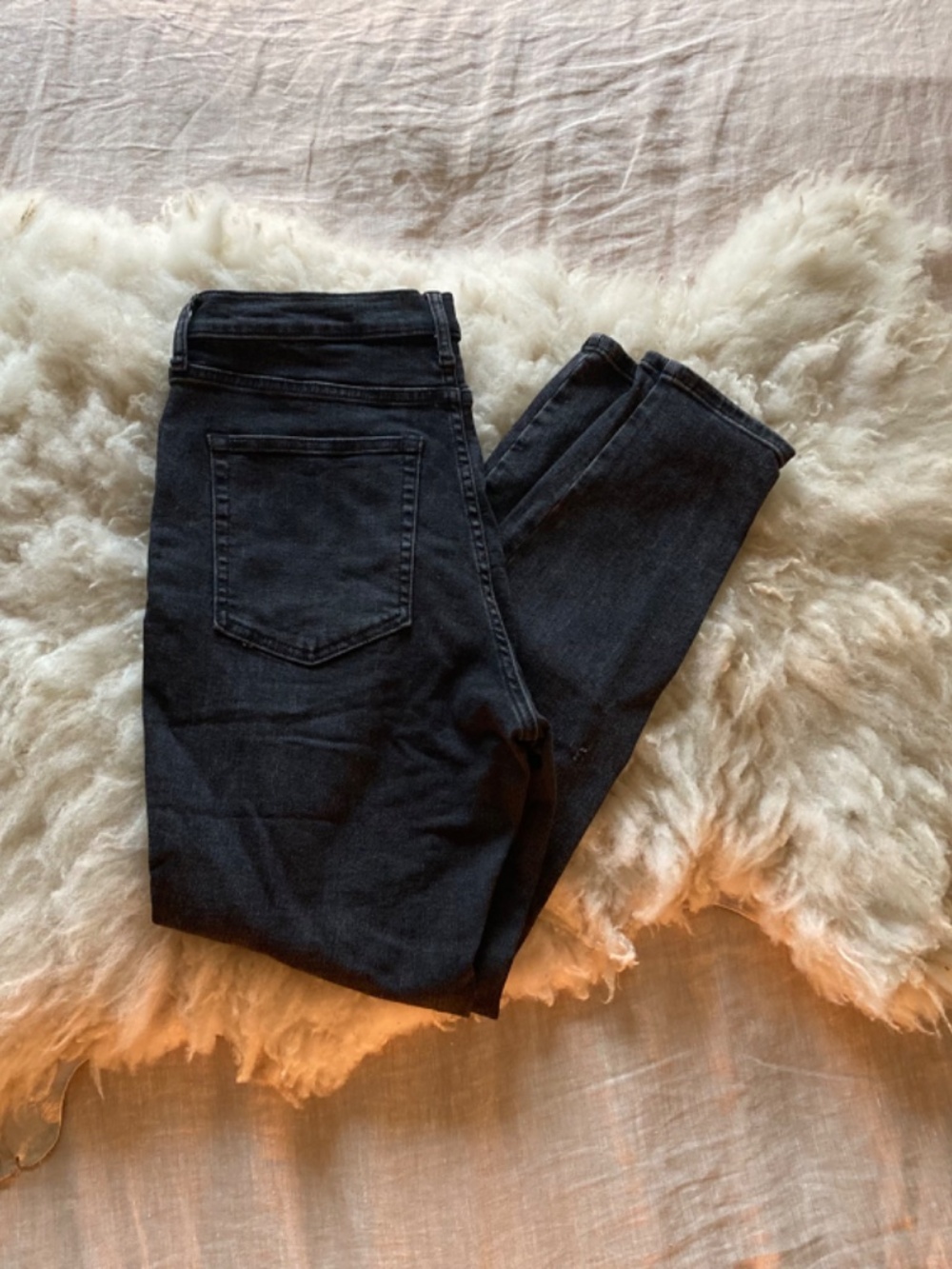 Everlane High Rise Skinny Jeans in Washed Black